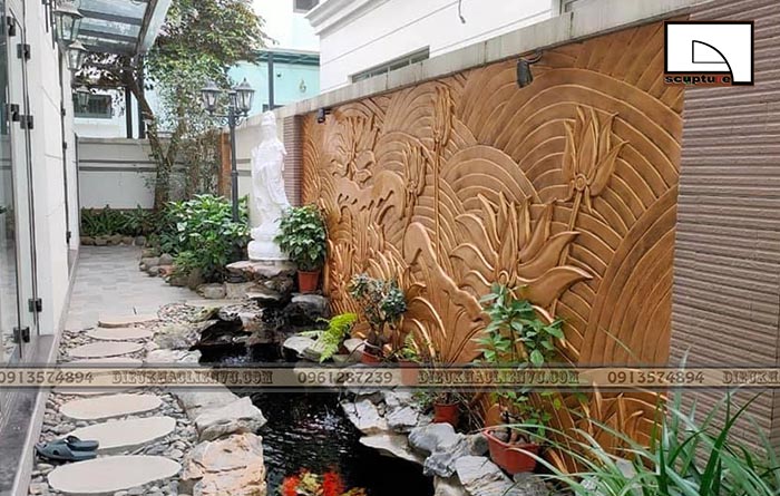 Trang trí sân vườn với những bức phù điêu màu sắc rực rỡ